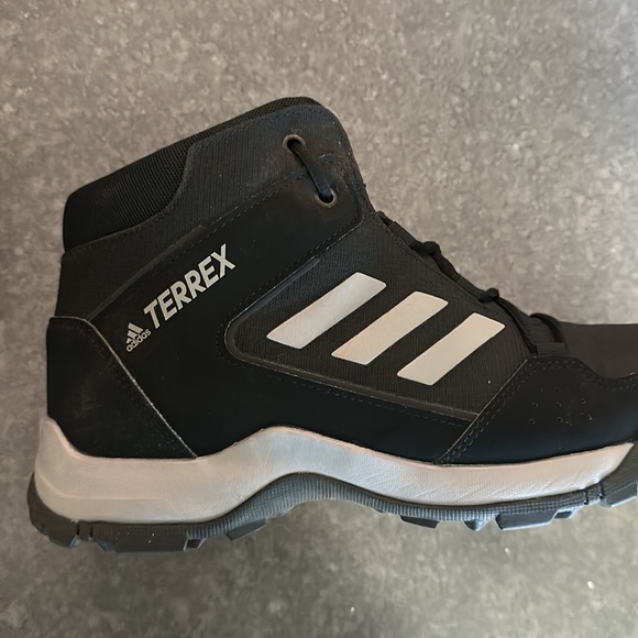 Boys Adidas Terrex Hiking Boots - Picture 4 of 8